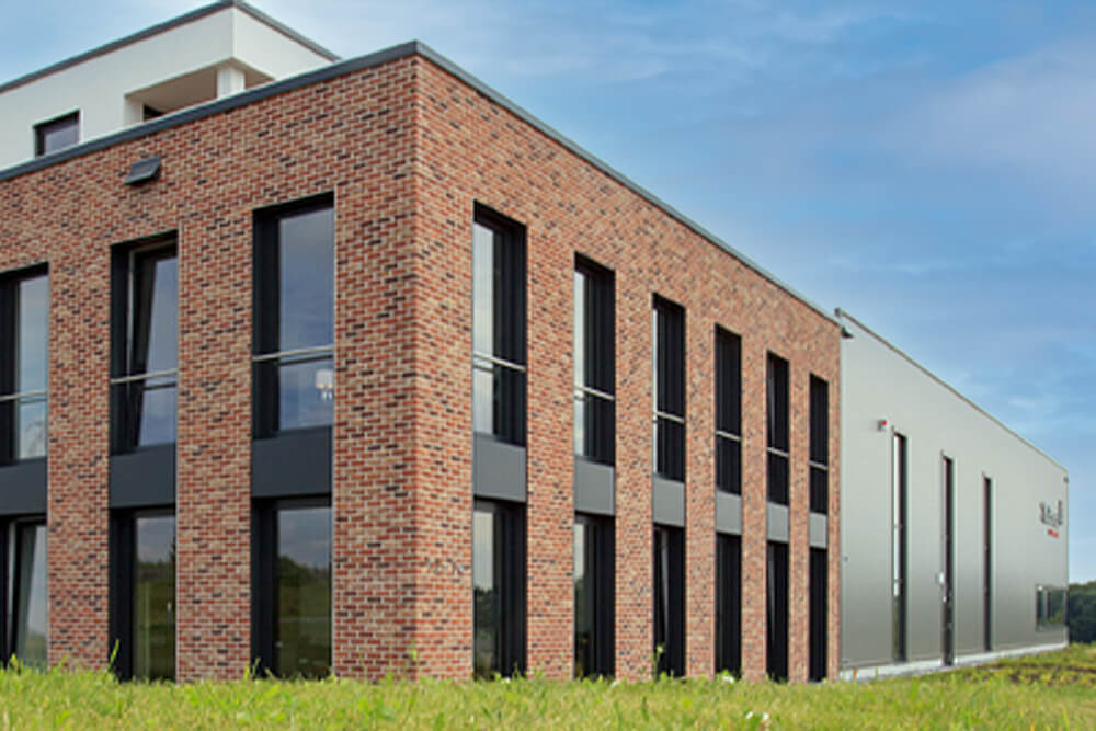 Multimatic Gebaeude Backstein Seite_Himmel